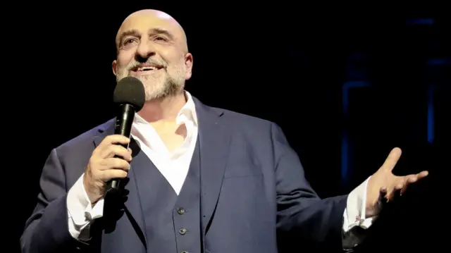Omid Djalili en una fotografía de 2023, mientras realizaba uno de sus monólogos.