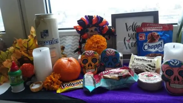 A Georgina le tocó recurrir a productos rusos para elaborar su pequeño altar de muertos en su residencia estudiantil en Moscú.