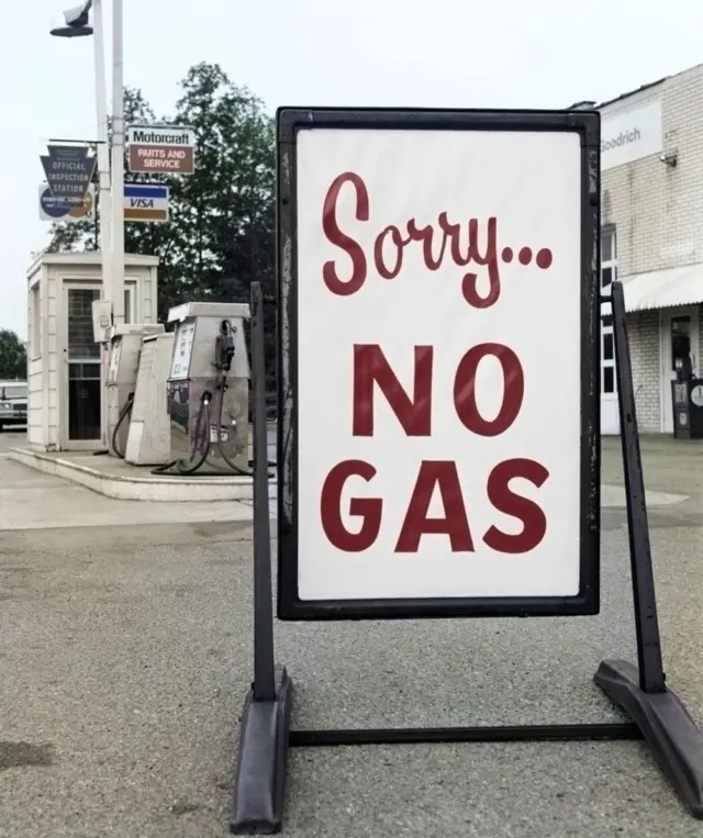 Cartel en gasolinera que dice: 