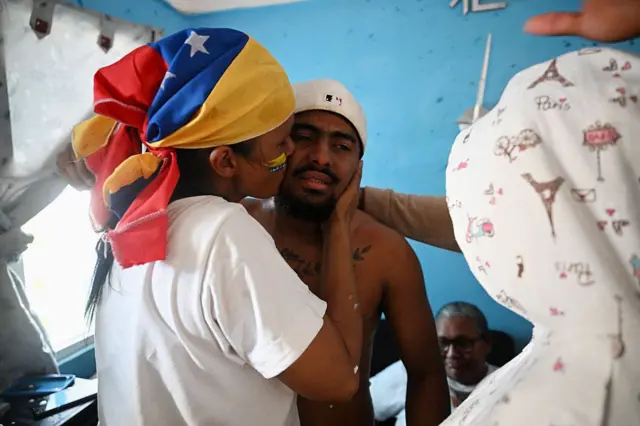 Edwuar Hernández es recibido por su familia al retornar a Venezuela.