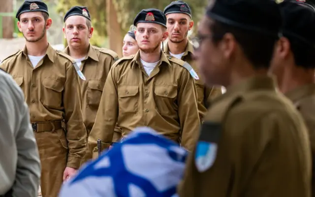 Soldados reservistas israelíes en un funeral.