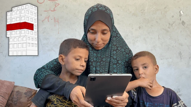 Hadeel y sus dos hijos pequeños miran una tablet. Una imagen gráfica del edificio se inserta en la esquina superior izquierda, destacando el cuarto piso, donde Hadeel vive con su familia.