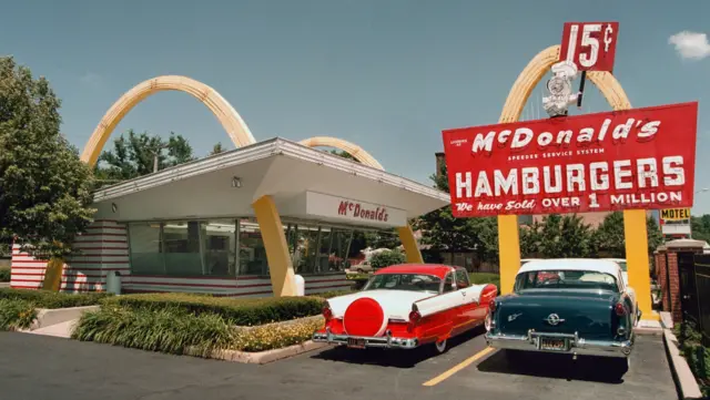 Restaurante McDonald's con los arcos y autos de la década de 1950