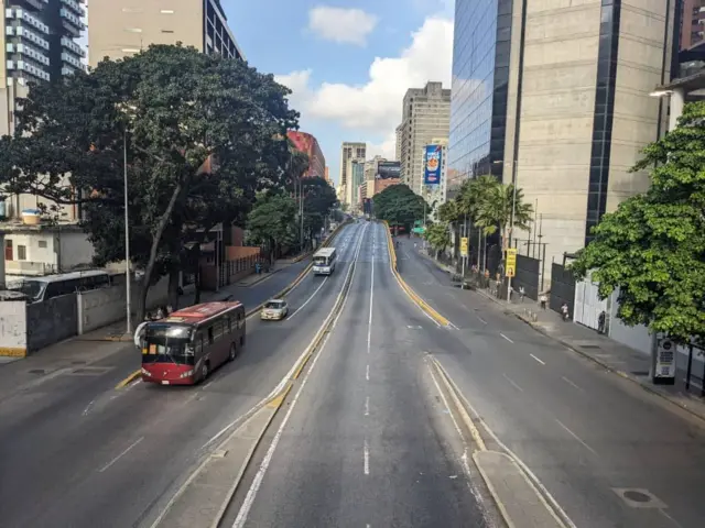 Avenida Urdaneta de Caracas sin casi tráfico de vehículos