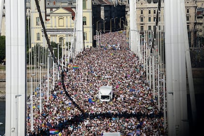Miles de personas recorren el puente Elisabeth durante la marcha del Orgullo en Budapest, este sábado.