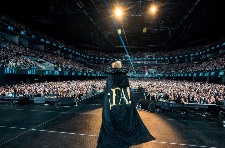 La Fiesta FA! que organiza Mex Urtizberea llegó a llenar un Movistar Arena con Hilda Lizarazu, Emanuel Noir, Maggie Cullen con Nahuel Pennisi, Nito Mestre con Dillom, Mex con Mono de Kapanga. Foto de prensa gentileza Kaloian