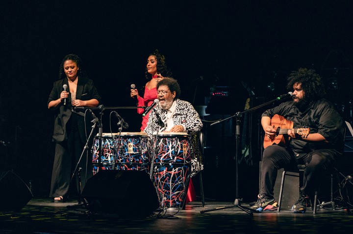 Julieta Rada junto a su padre y sus hermanos Matías y Lucila en el Teatro Solís, febrero de este año. Foto de prensa
