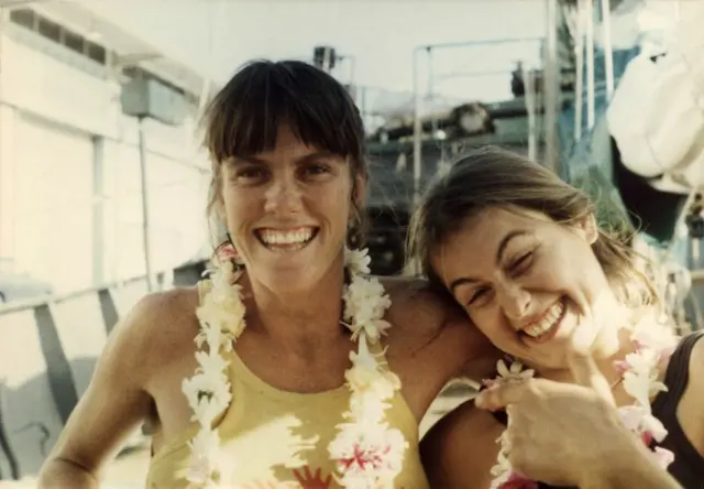 La marinera Bunny McDiarmid (izquierda) y la ingeniera Hanne Sorensen sonriendo