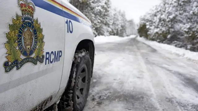 Auto de la policía canadiense patrullando la frontera