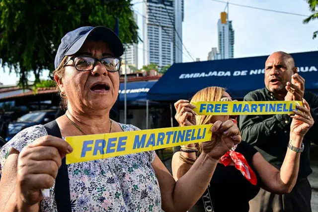 Dos mujeres exhiben unas cintas con el mensaje
