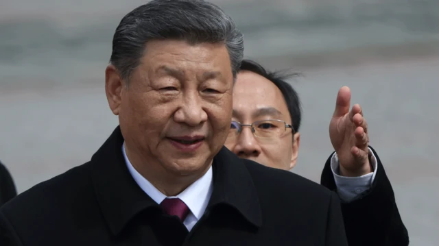 El presidente chino Xi Jinping con un hombre detrás