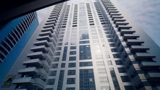Torre Warsan, un bloque de pisos plateado extremadamente alto en Dubái.