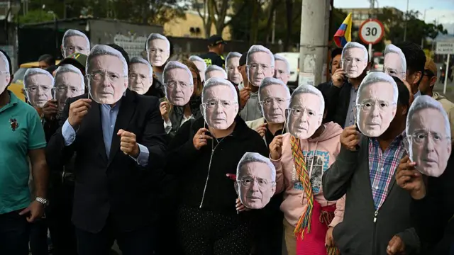 Seguidores del expresidente Uribe frente al complejo judicial de Paloquemao, donde se llevaba a cabo la audiencia.