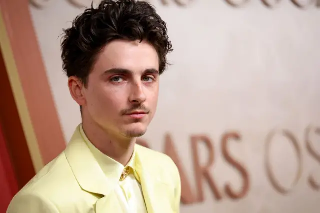 Timothée Chalamet, quien se pone en la piel de Bob Dylan en A Complete Unknown (