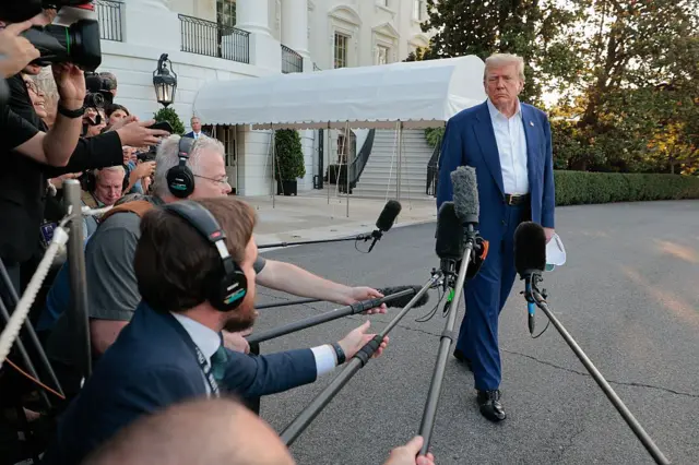 Donald Trump saliendo de la Casa Blanca frente a los micrófonos de la prensa