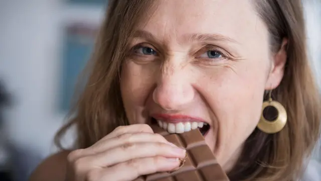 mujer comiendo chocolate