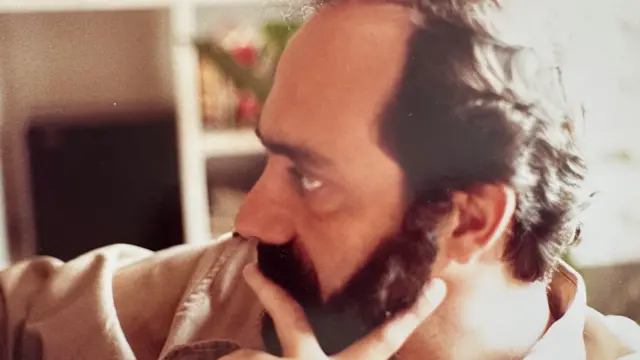 Carlos Alberto Montaner, de perfil, con la mano en la barba