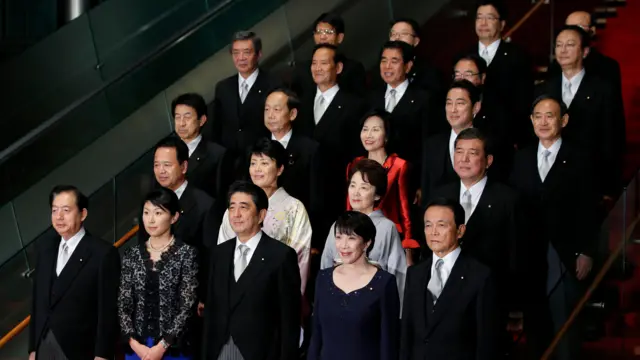 Shinzo Abe posaba con un grupo de los miembros de su recién nombrado gabinete en Tokyo