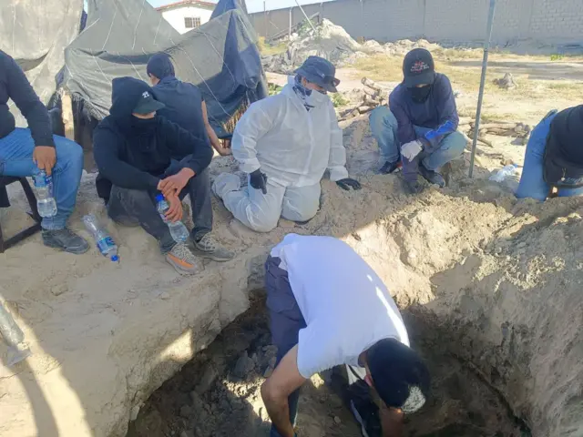 Miembros de Guerreros Buscadores de Jalisco en una excavación en el 