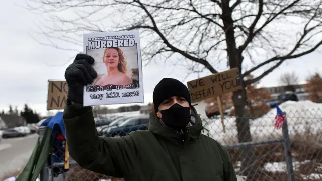 Un manifestante sostiene un cartel con una foto de Renee Nicole Good, quien fue disparada y asesinada el 7 de enero por un agente federal, durante una manifestación frente al Edificio Federal Bishop Whipple en Minneapolis, Minnesota, el 15 de enero de 2026. (Foto de Octavio JONES / AFP vía Getty Images)