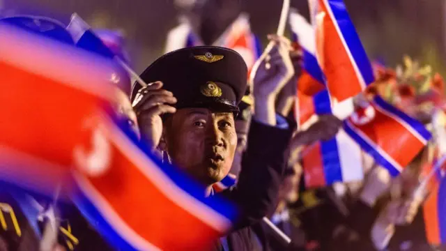 Un soldado entre banderas de Corea del Norte