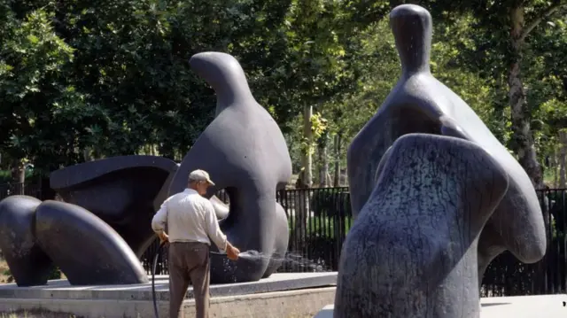 Esculturas de Henry Moore en el recinto del Museo de Arte Contemporáneo de Teherán, septiembre de 1993