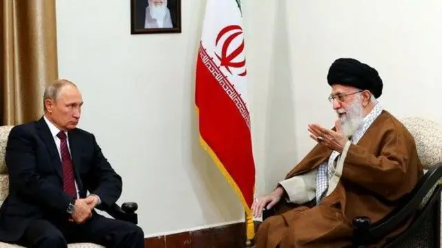 El presidente ruso Vladimir Putin (izq.) reunido con el líder supremo iraní, el ayatolá Alí Jamenei (der.), en Teherán, el 16 de octubre de 2007.