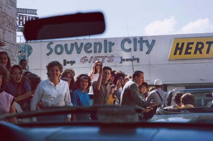 Las fans rodeando el auto de los Beatles durante una primera gira por Estados Unidos. Foto gentileza editorial Océano.