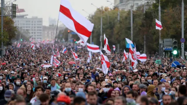 Manifestantes en Minsk con banderas rojas y blancas el 27 de septiembre de 2020, aproximadamente seis semanas después de las elecciones amañadas.