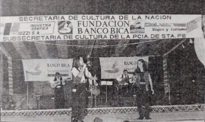 Soledad Pastorutti y su hermana Natalia, el día en que subió a cantar por primera vez, en el Festival Folclórico Solidario Vieja Iglesia de Gálvez, en Santa Fe, 7 de enero de 1996. Foto IG
