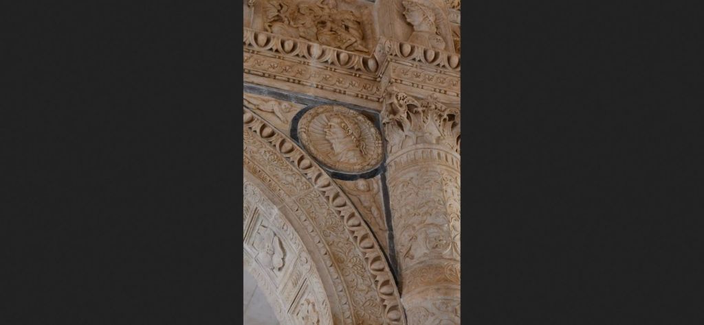 Medallón en el portal del Palacio Stanga