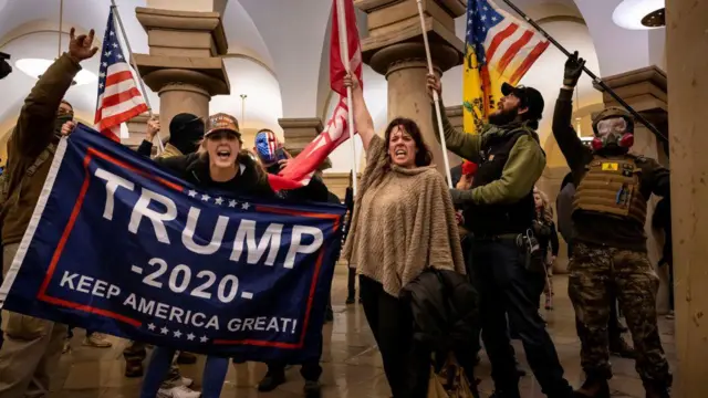 Partidarios de Trump protestan dentro del Capitolio de Estados Unidos el 6 de enero de 2021. 