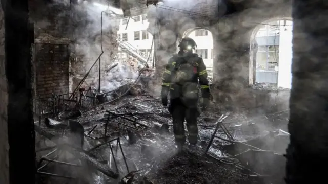 Bombero en medio de las ruinas
