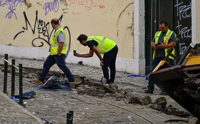 Unos investigadores en el sitio del accidente del funicular de Lisboa.