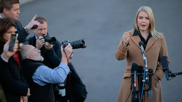La portavoz de la Casa Blanca durante una rueda de prensa en los jardines de la Casa Blanca.