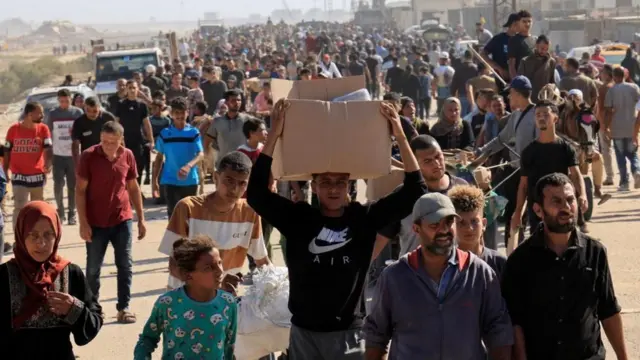 Palestinos se desplazan buscando ayuda