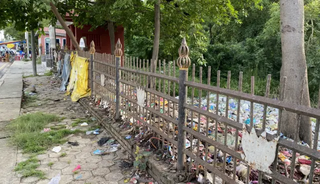 Basura sin recoger a la entrada de Lumbini