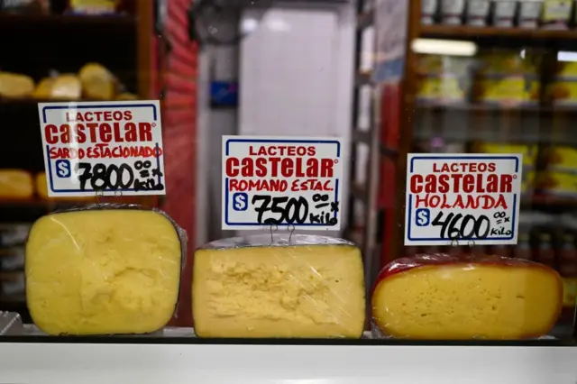 Precios de distintos quesos en un mercado en Buenos Aires.