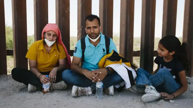 Una familia de migrantes indios en la frontera de México y EE.UU.