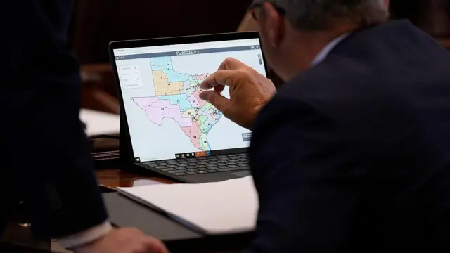 Representantes estatales observan los mapas de redistribución de distritos electorales durante el debate sobre el plan de redistribución de distritos electorales en el Capitolio de Austin, el miércoles 20 de agosto de 2025.