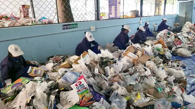 Mujeres clasificando residuos