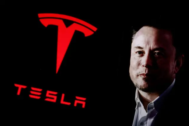 Una imagen del logo de Tesla junto a la imagen de Elon Musk