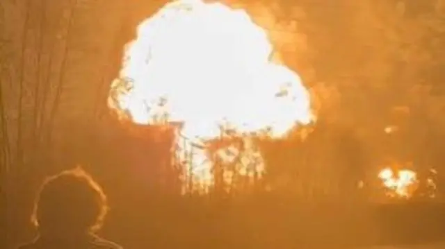 En enero, un ataque con drones contra la refinería de petróleo de Riazán, cerca de Moscú, provocó una enorme explosión que obligó a suspender temporalmente las operaciones. En la imagen, un hombre observa cómo una bola de fuego sale disparada de la refinería, situada a poca distancia. 