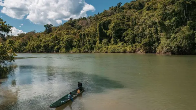 Una canoa en medio del río Santiago. 