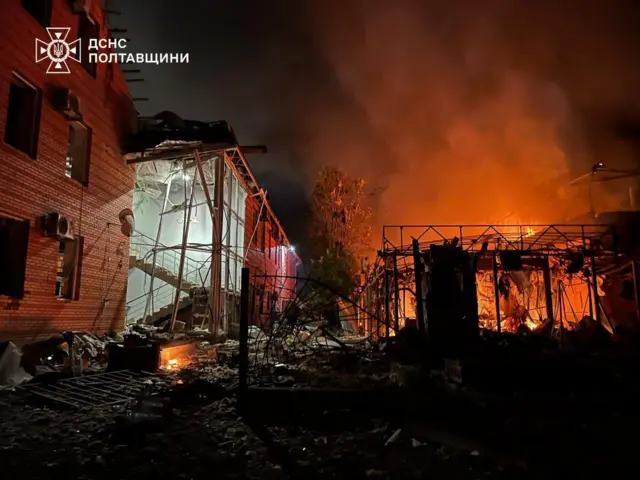 Edificios en llamas tras un ataque