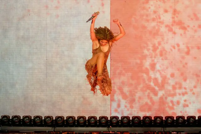 Shakira salta en el aire durante su espectáculo en el estadio Hard Rock de Miami