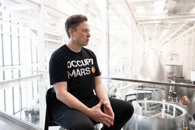 Elon Musk con una camiseta que pone