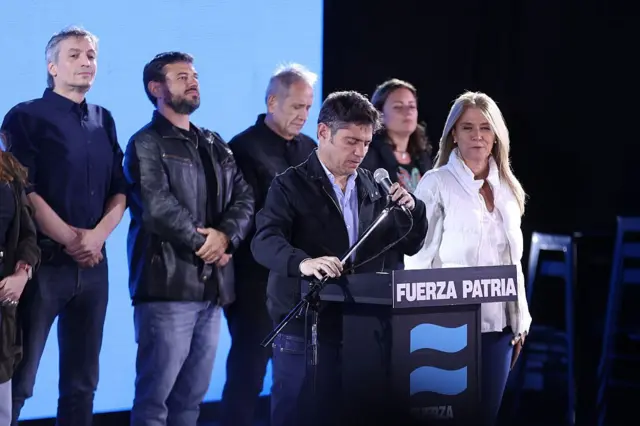 Axel Kicillof, gobernador de la provincia de Buenos Aires, frente a un podio que lee