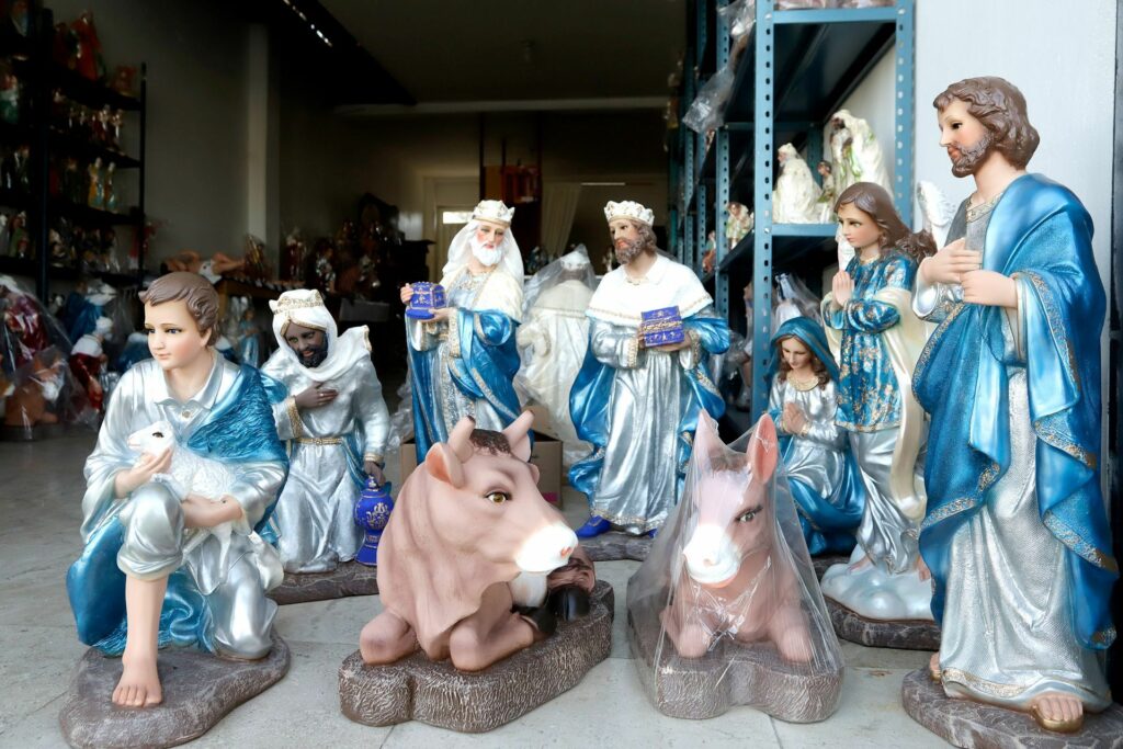 Pastores y animales en miniatura hechos a mano, ideales para decorar el pesebre en casa.