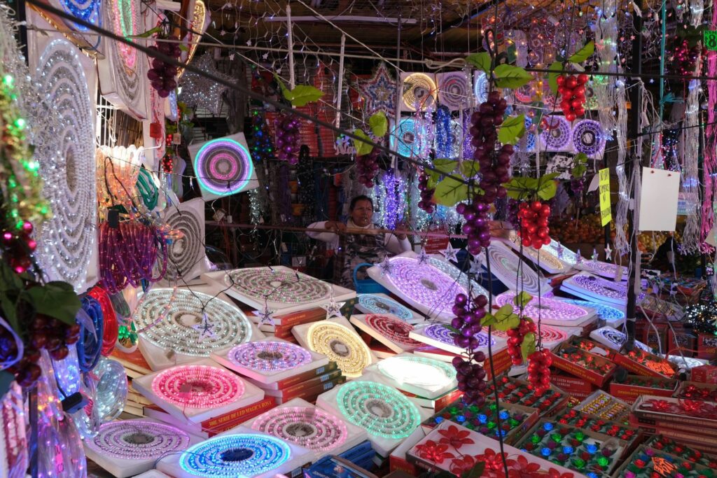 Hay ciertas calles de la CDMX donde venden únicamente decoraciones navideñas.
